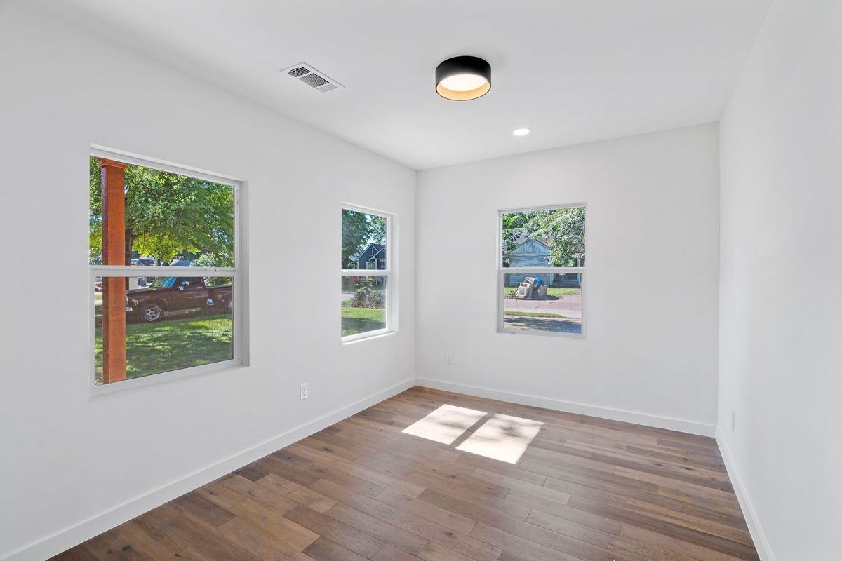 1415 Mountain Lake Rd - Photo 3 of 12
