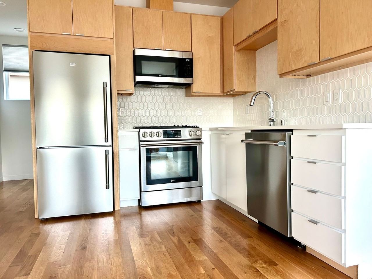 2411 W Boston St #C - Photo 6 of 19