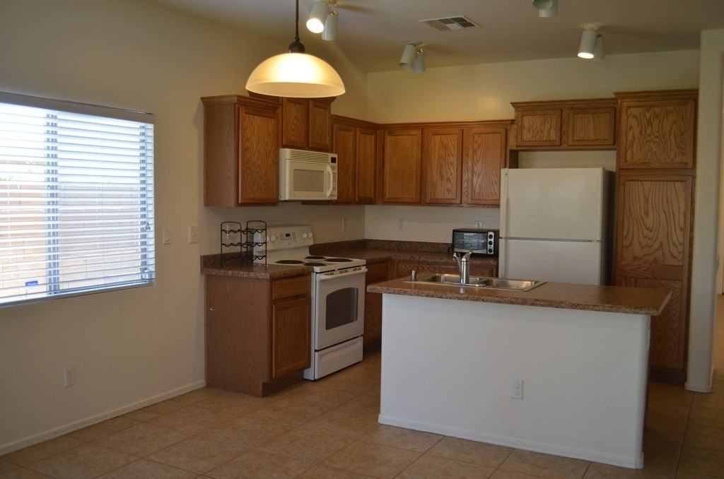 5320 W Carson Rd - Photo 2 of 10