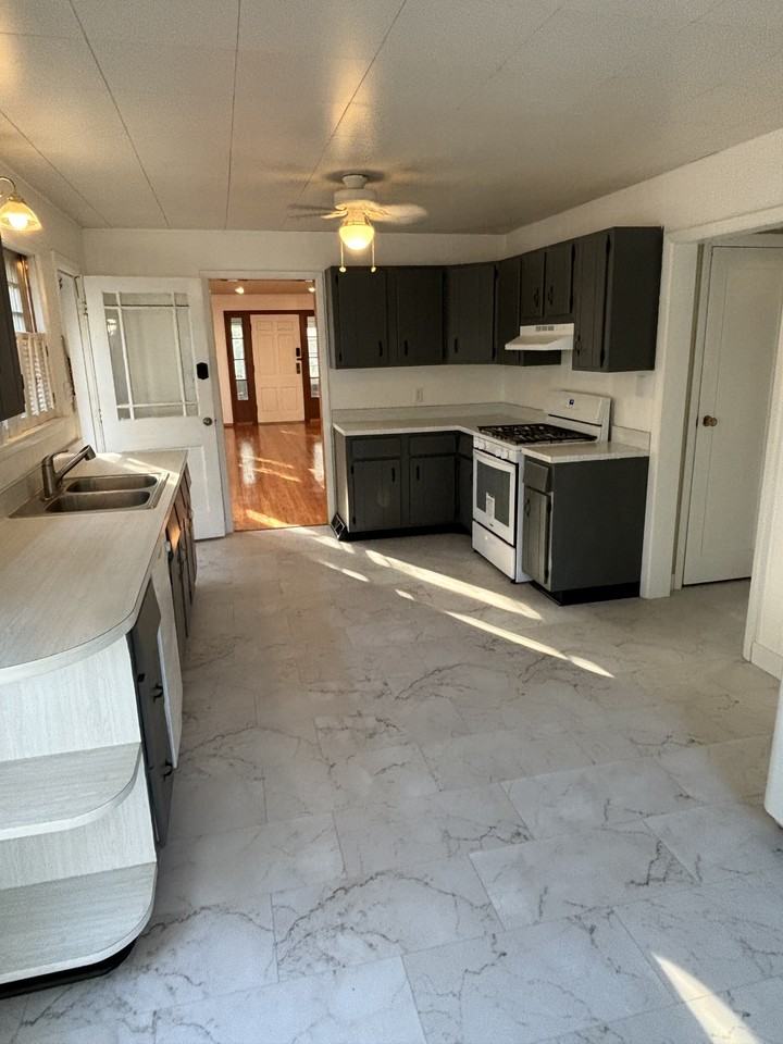 2301 N 10th St #1 - Photo 6 of 13