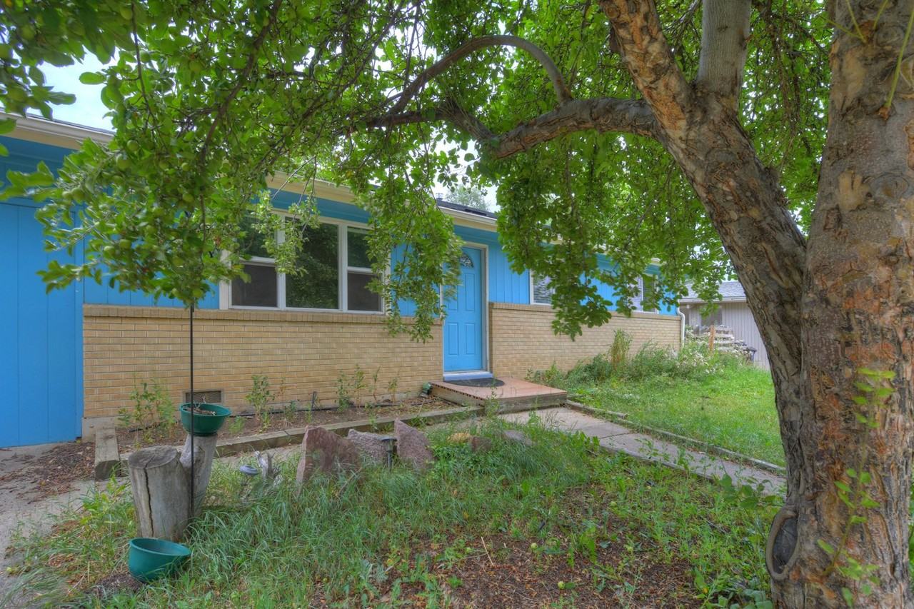 875 39th St - Photo 3 of 27