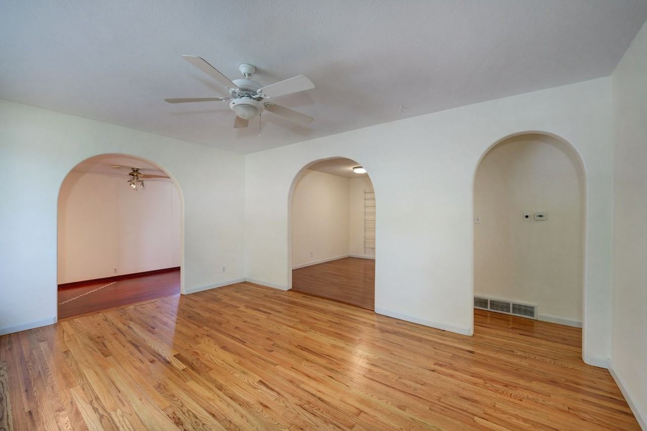 875 39th St - Photo 4 of 27