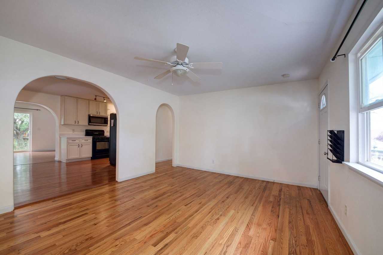 875 39th St - Photo 6 of 27