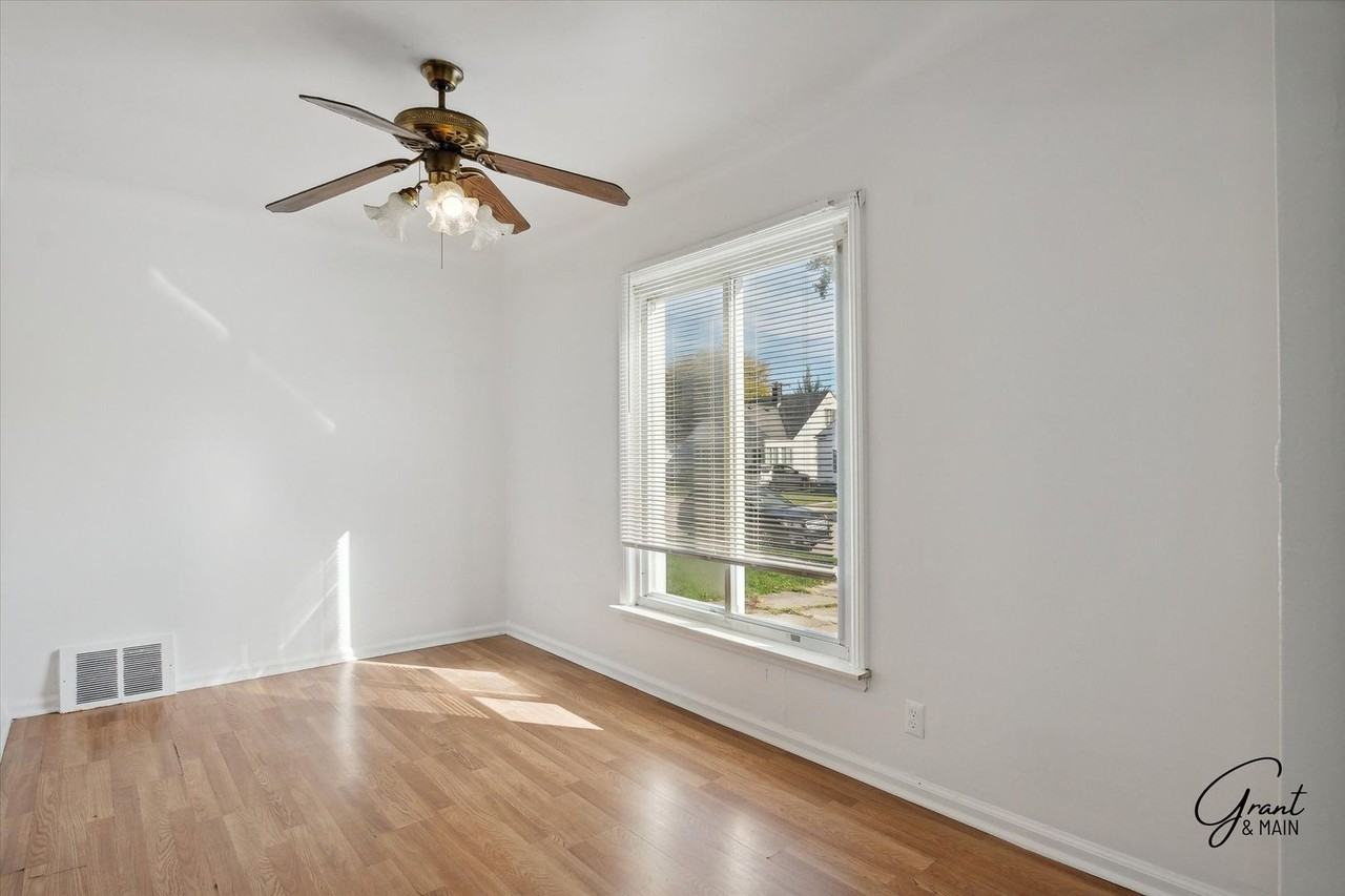 22127 Saxony Ave - Photo 5 of 18