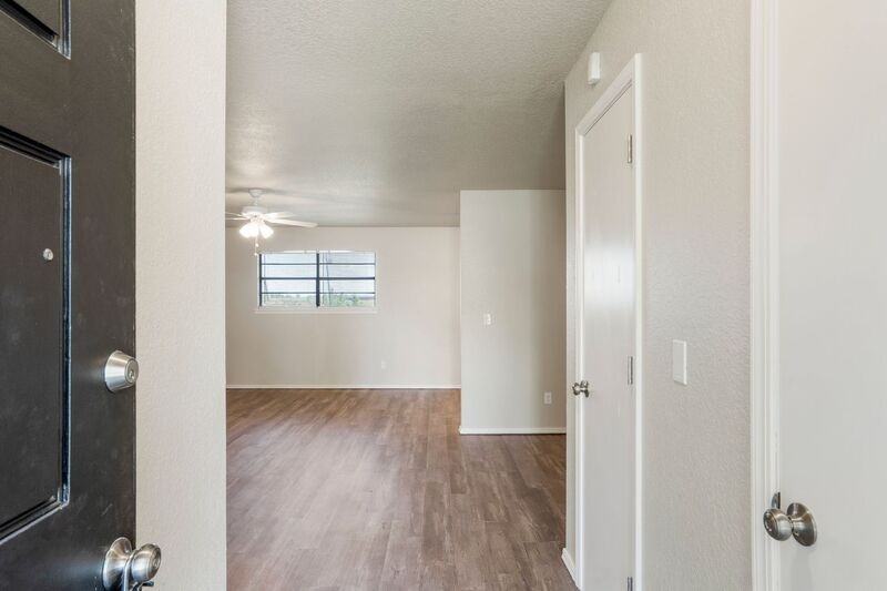 807 W 6th St - Photo 2 of 18