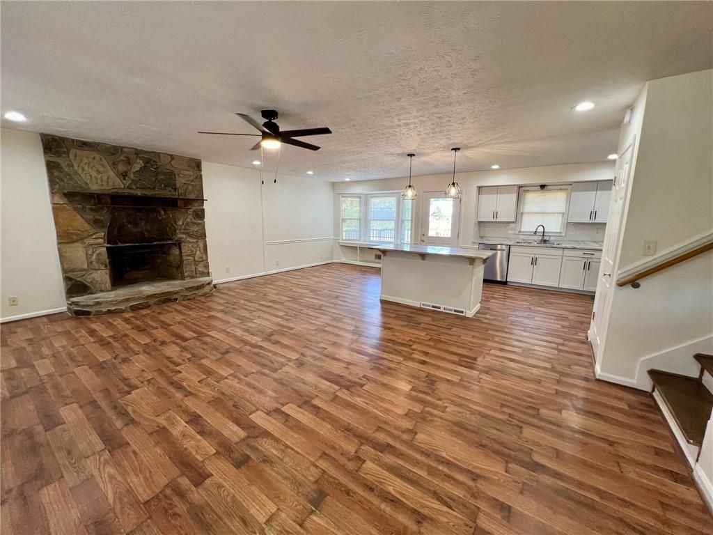 4005 Shallowford Rd - Photo 3 of 23