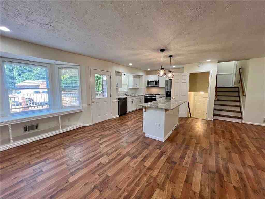 4005 Shallowford Rd - Photo 4 of 23