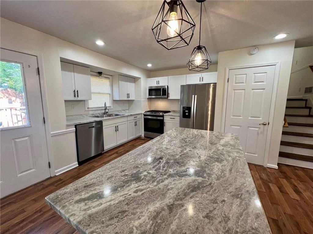 4005 Shallowford Rd - Photo 5 of 23