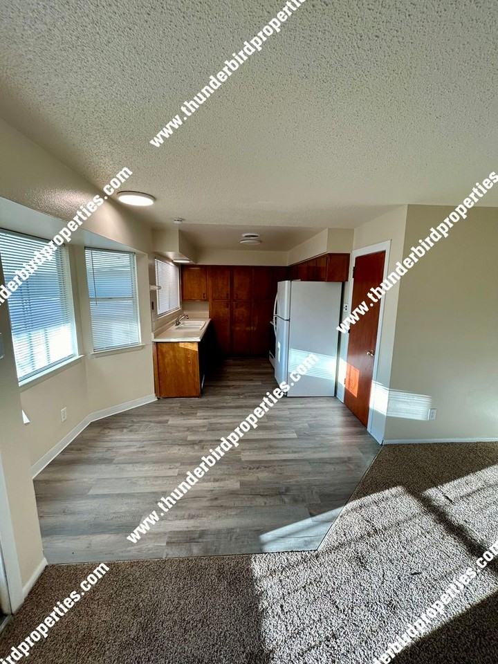 4909 Overland St Ne - Photo 4 of 15