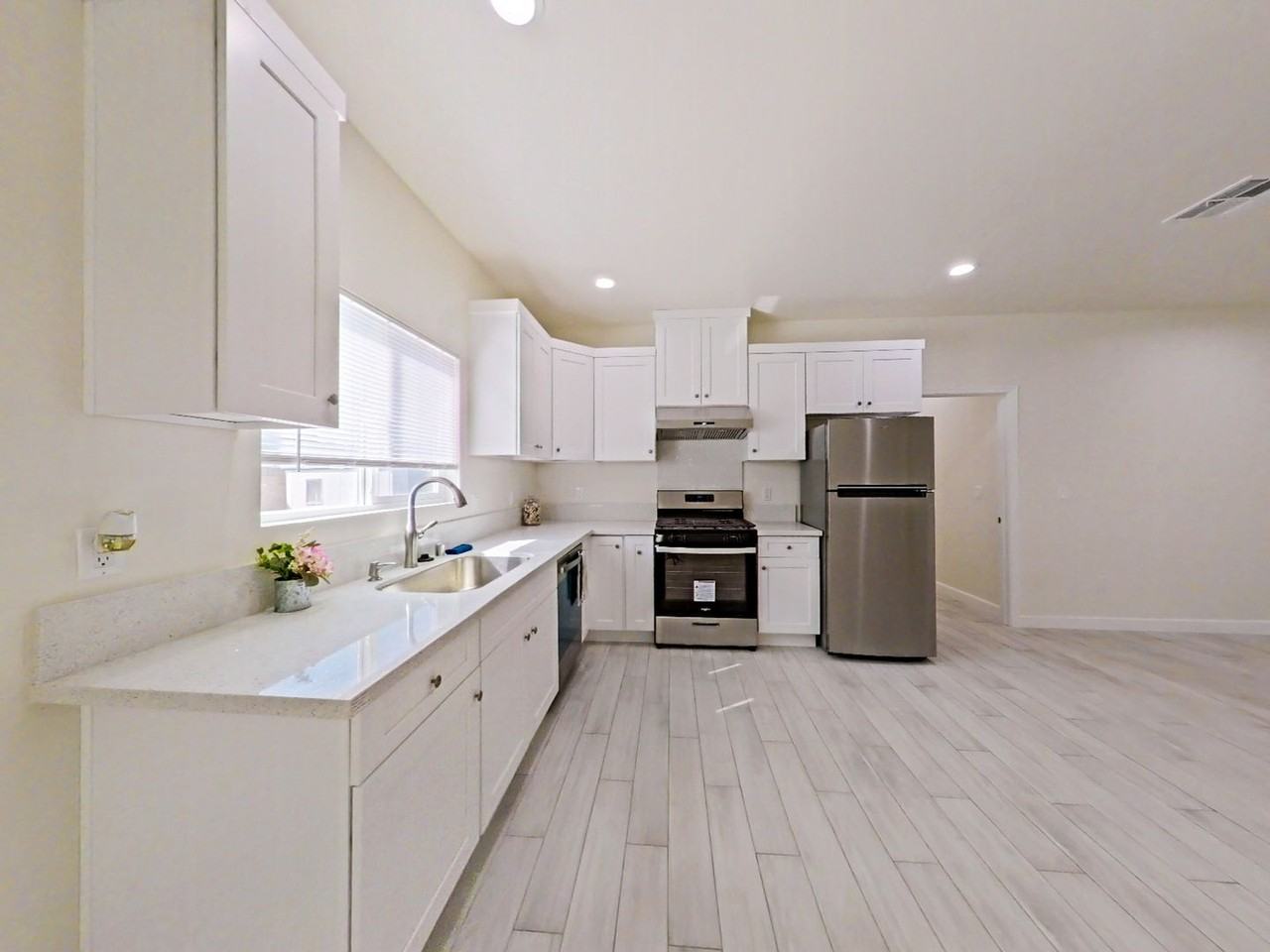 10572 Chamberlain Avenue - Photo 4 of 25