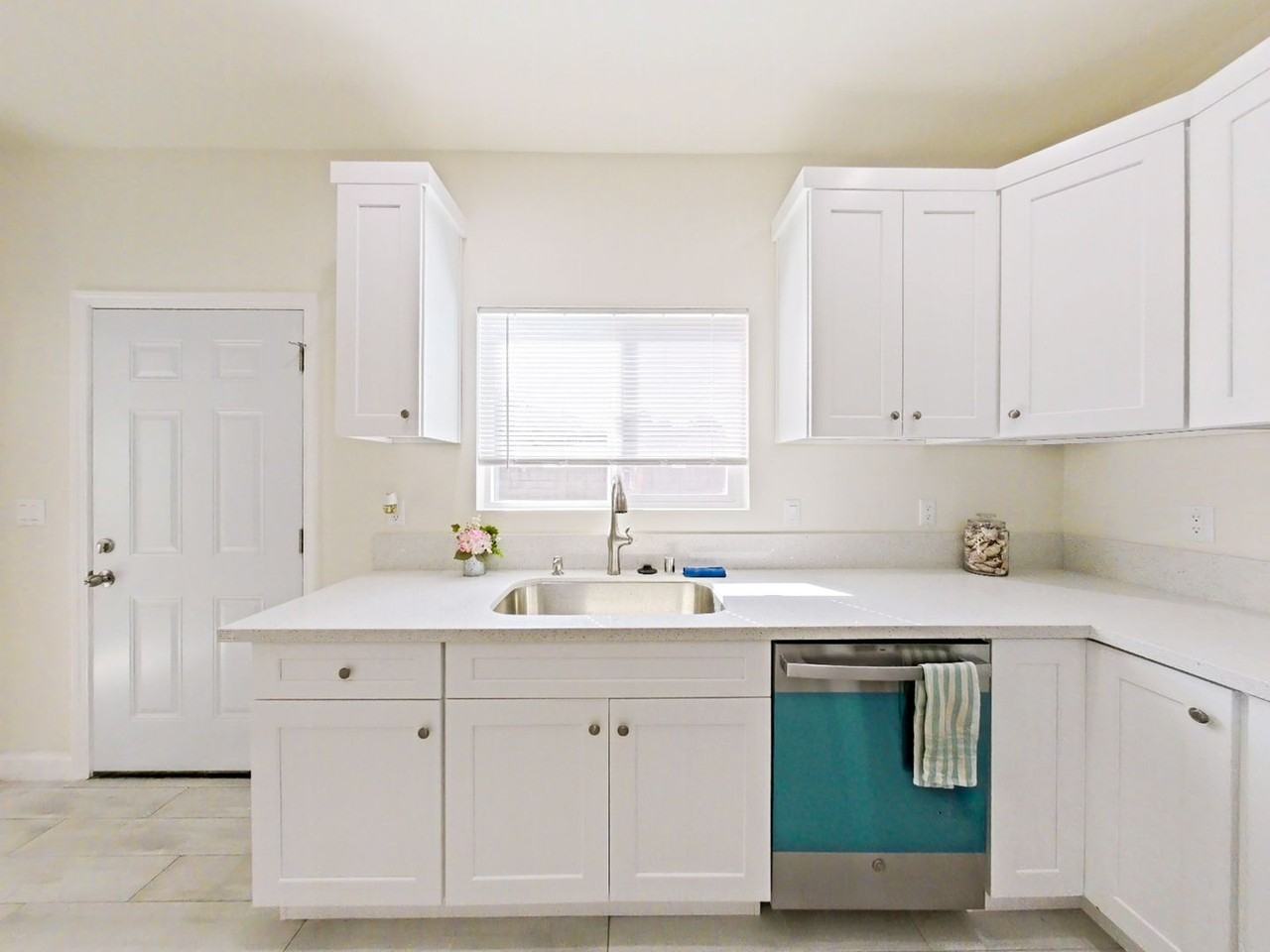 10572 Chamberlain Avenue - Photo 7 of 25