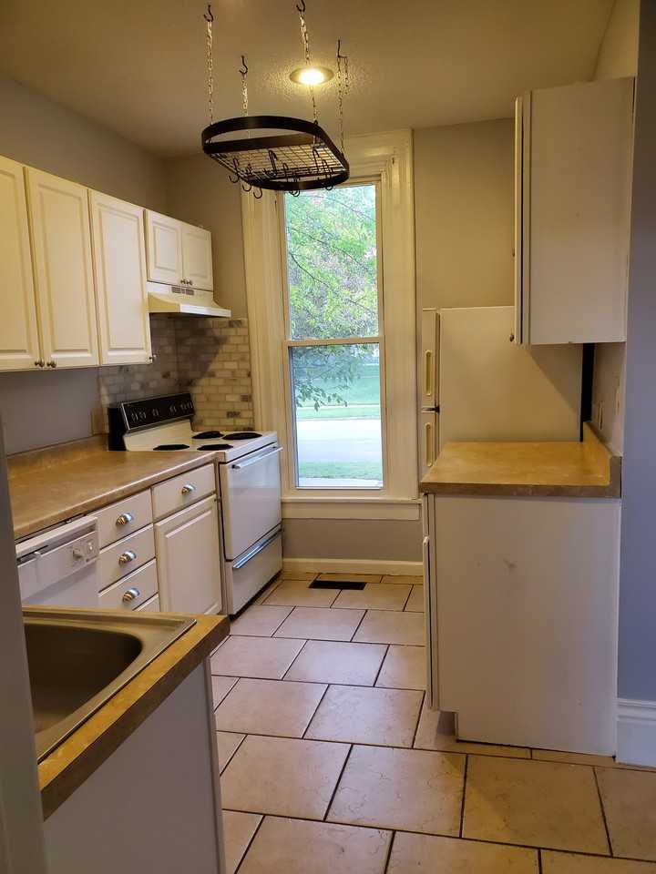 225 N Court St - Photo 2 of 17