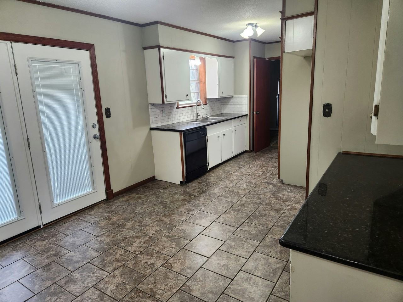 703 S Foster St - Photo 2 of 9