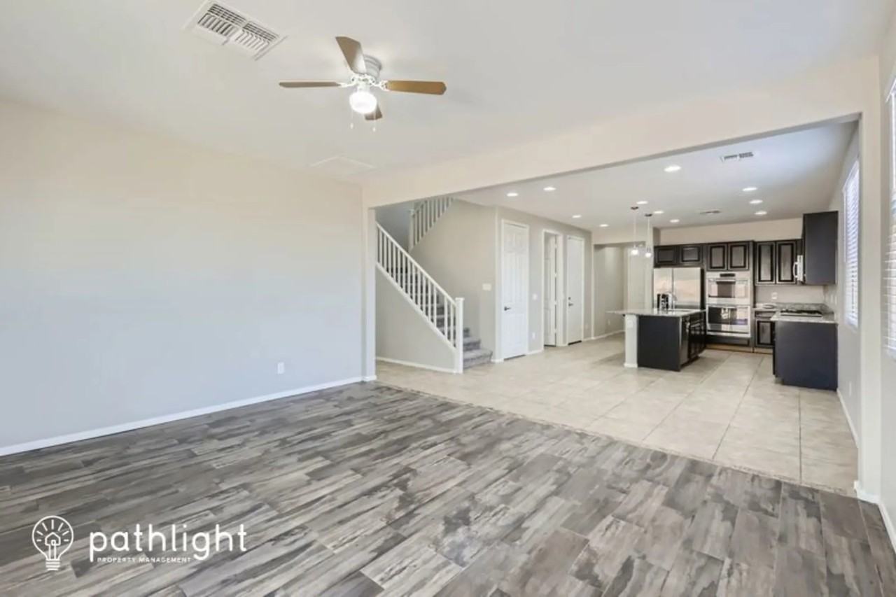 12226 W Chase Ln - Photo 3 of 23