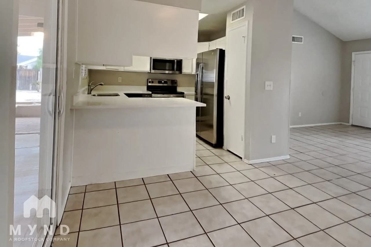 11220 N 72nd Dr - Photo 2 of 31