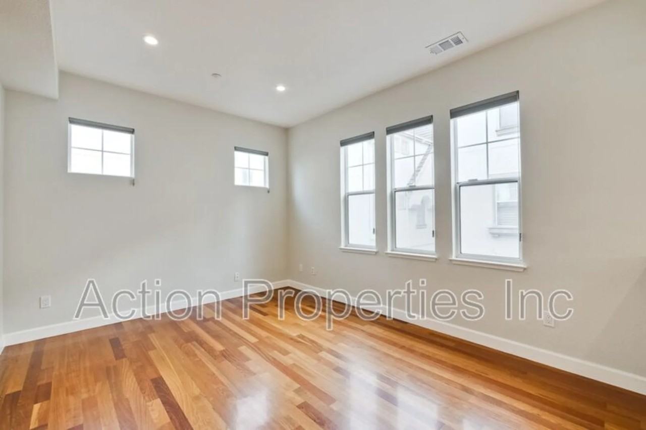 581 Blackwood Ter - Photo 3 of 44