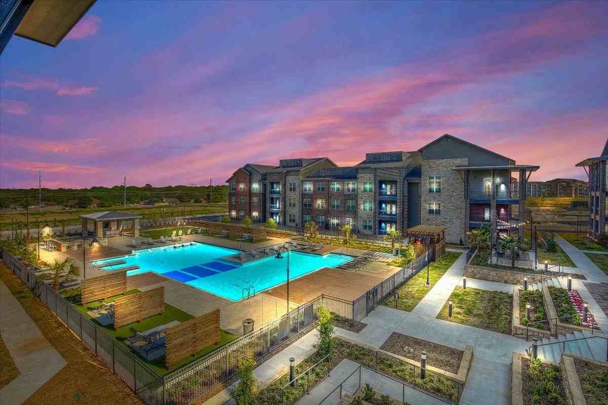 Eastpark Apartments - Photo 6 of 13