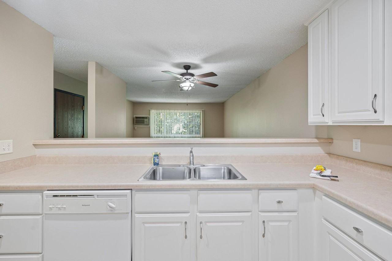 Somerset Oaks Apartments and Townhomes - Photo 2 of 18