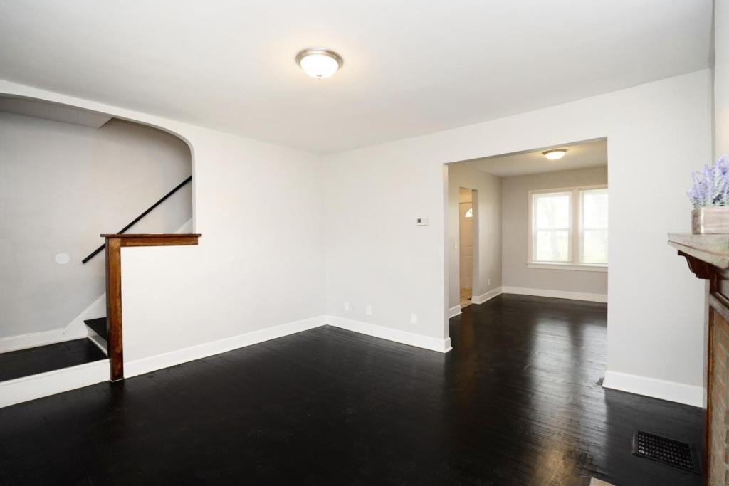 440 Columbian Ave - Photo 2 of 8