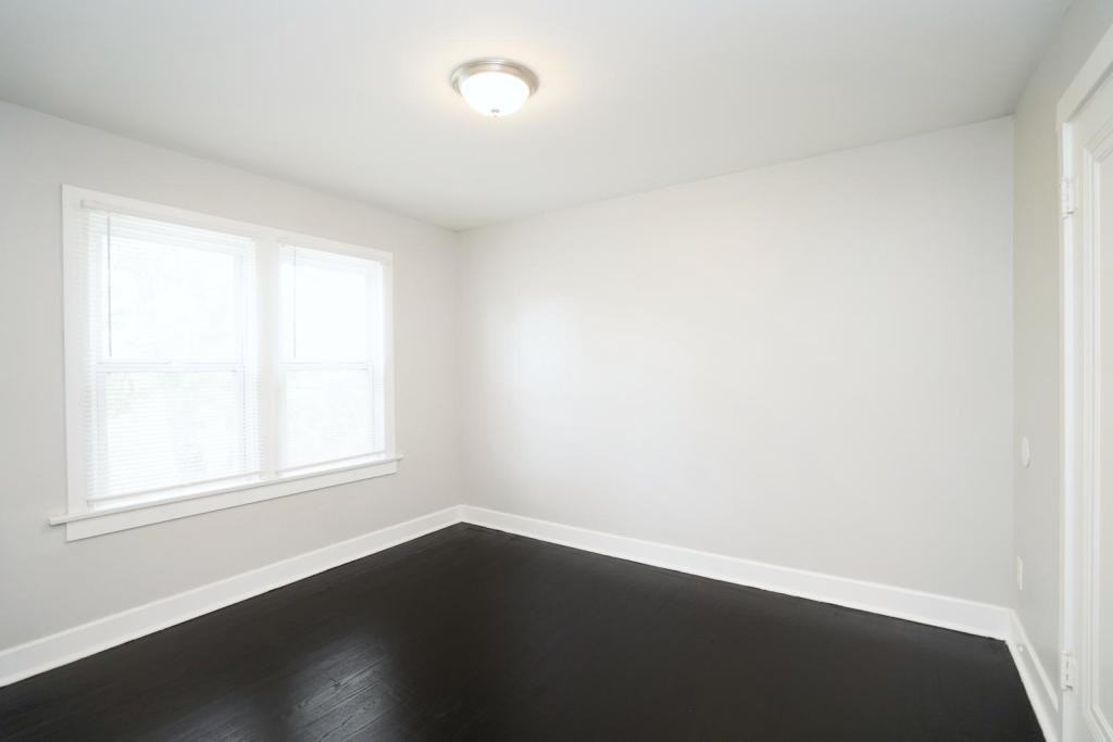 440 Columbian Ave - Photo 3 of 8