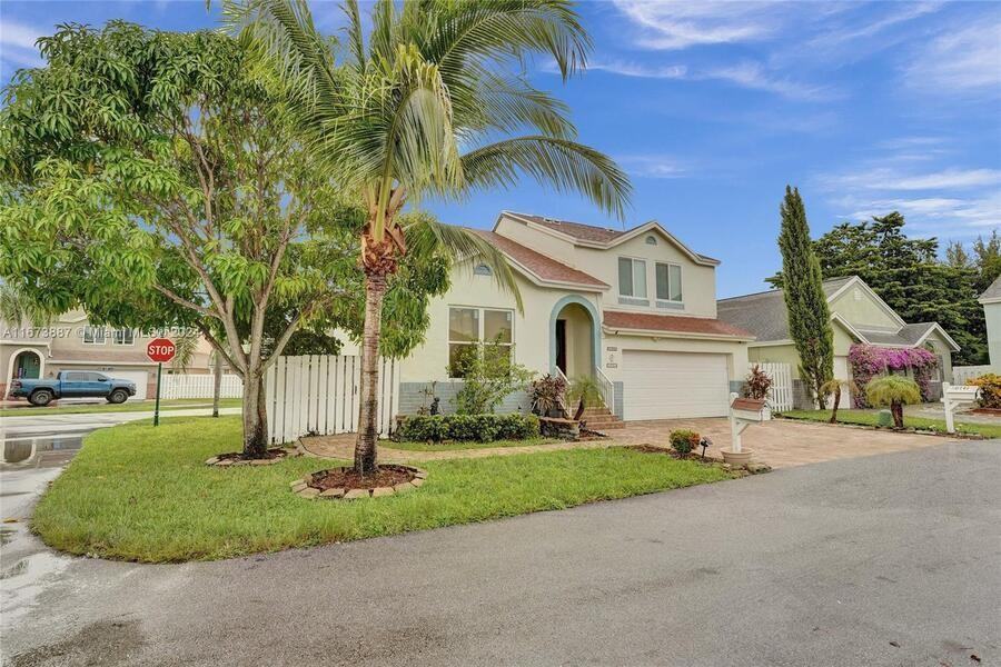10751 Sw 10th Ct - Photo 2 of 39