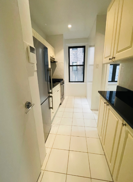 142 W 55th St #3B - Photo 4 of 6