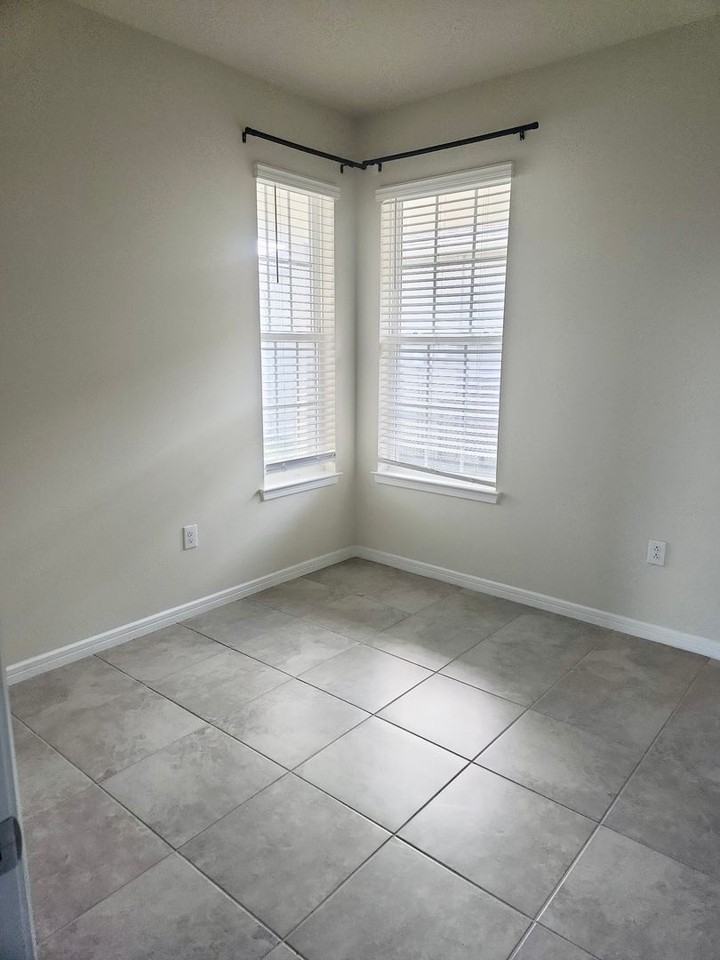 2501 Southlawn Ln - Photo 7 of 10