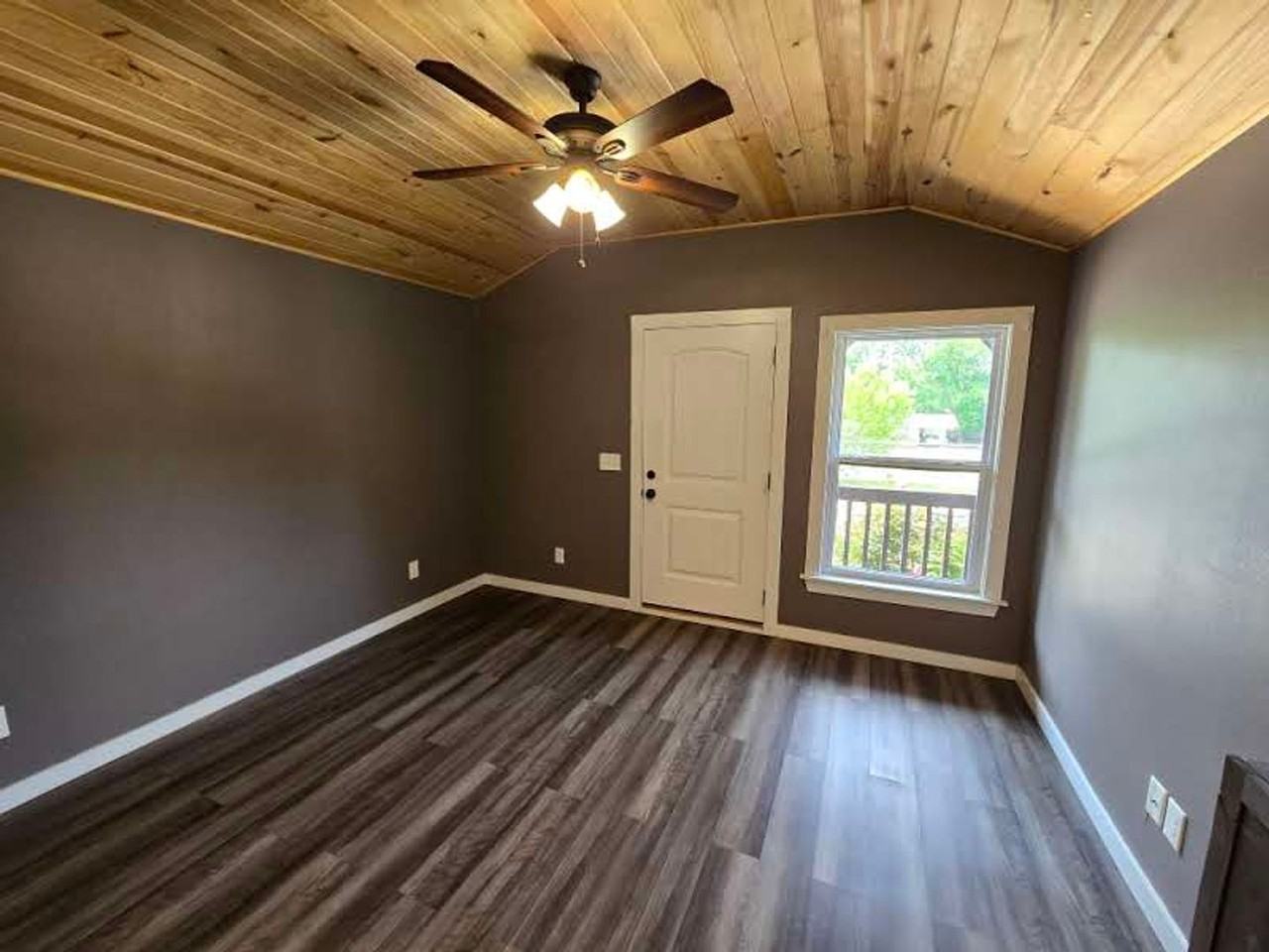 255 E Morrow St - Photo 5 of 11