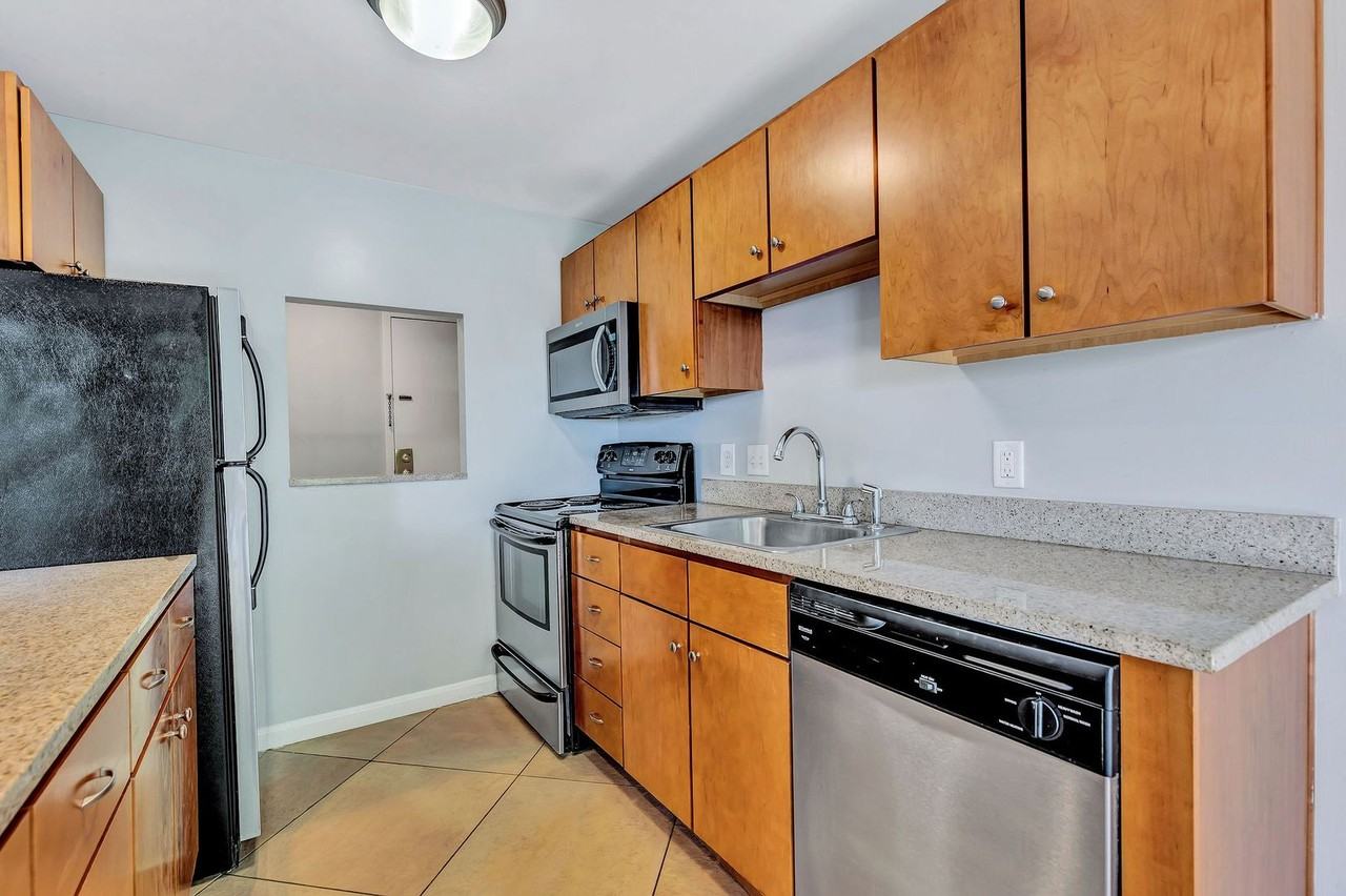 3600 Linwood Ave - Photo 3 of 10