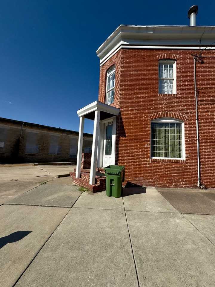 1158 Scott St - Photo 4 of 35