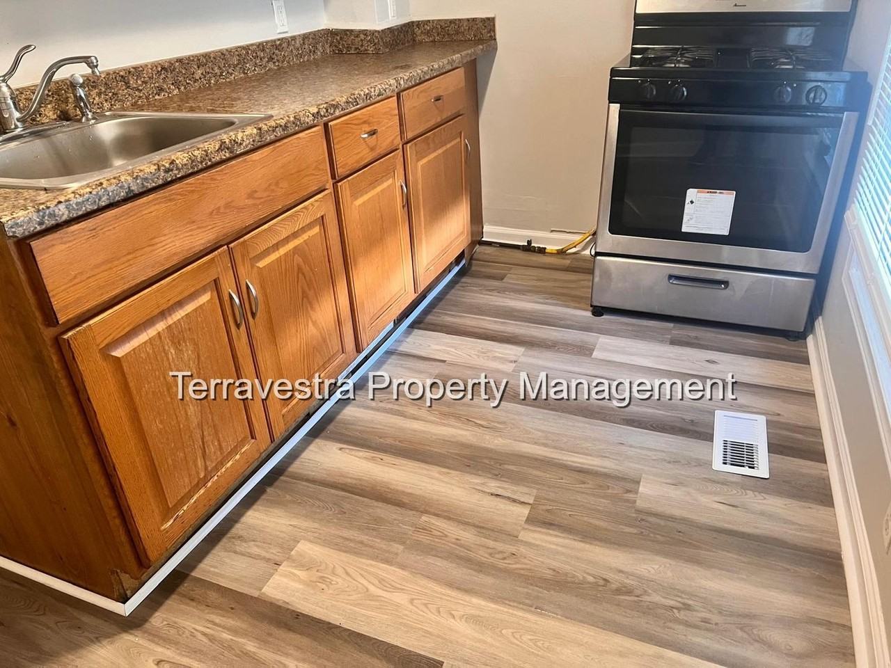 319 Somerset St - Photo 2 of 11