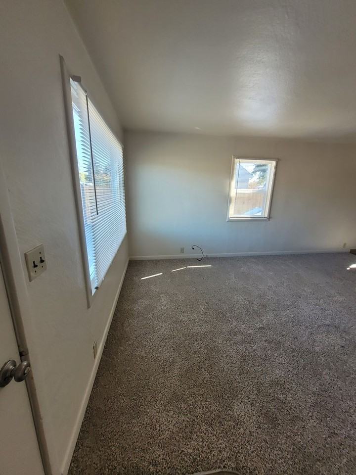 MLM-University Duplex - Photo 2 of 18