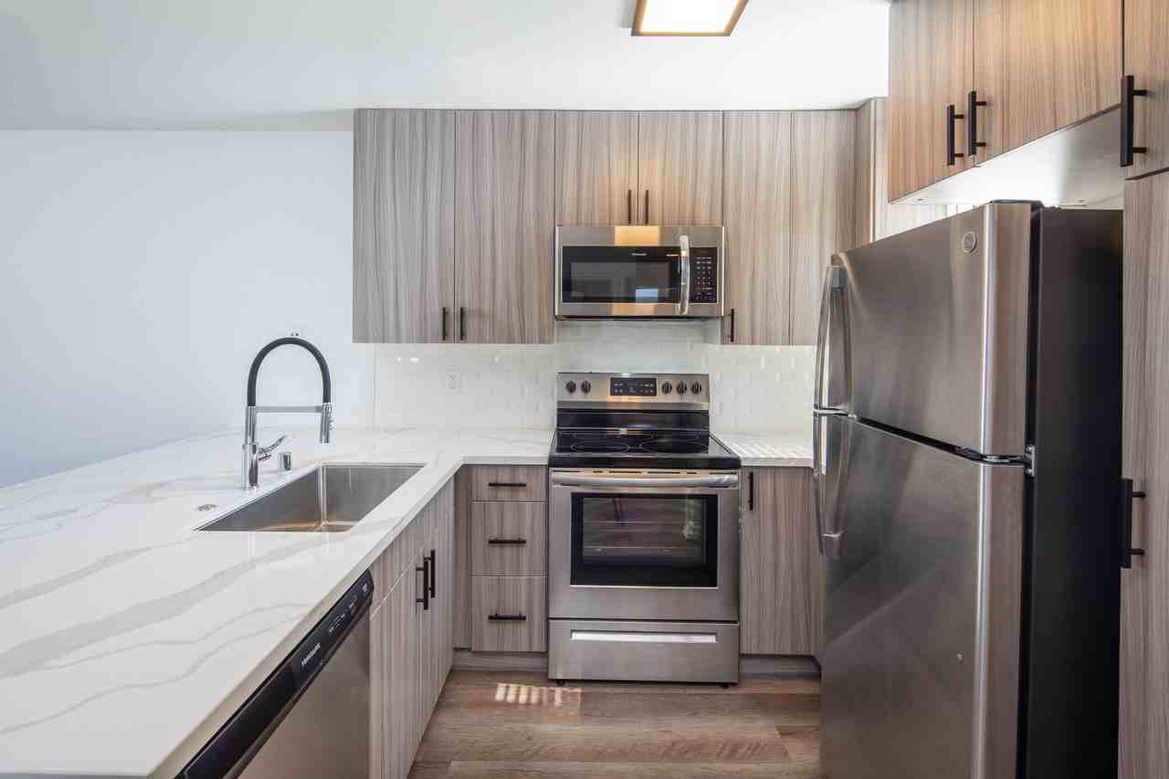 Gorgeous huge units in premier location! ASK ABOUT OUR MOVE - Photo 3 of 13