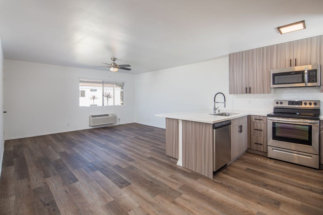 Gorgeous huge units in premier location! ASK ABOUT OUR MOVE - Photo 5 of 13