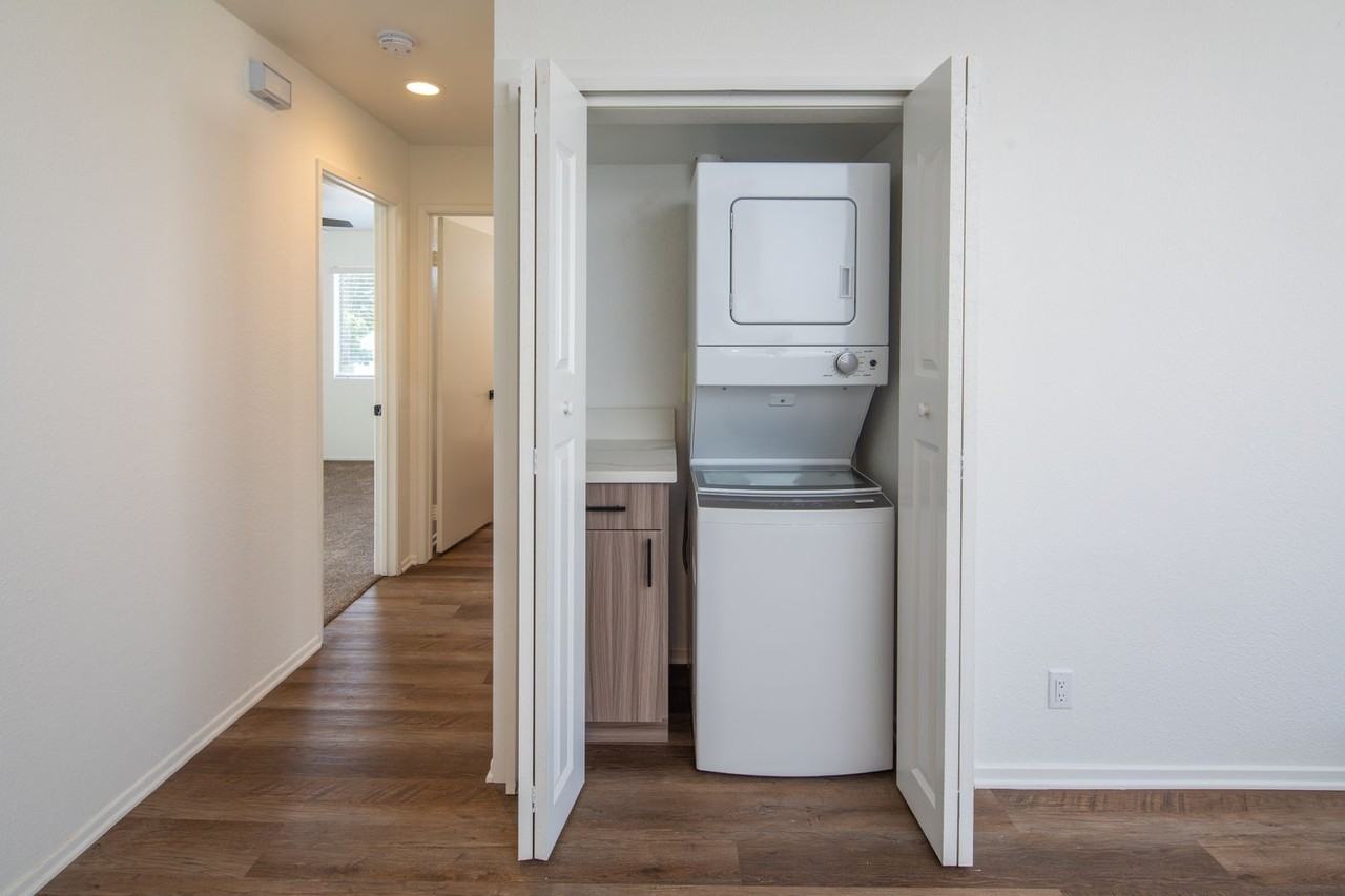 Gorgeous huge units in premier location! ASK ABOUT OUR MOVE - Photo 4 of 13