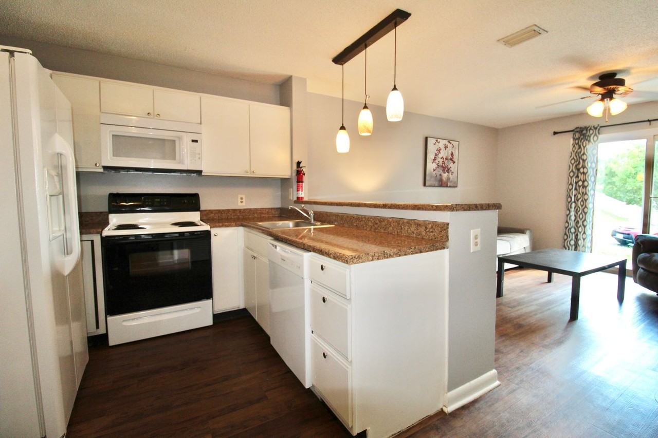 1342 Hunters Rd Apt A - Photo 3 of 20