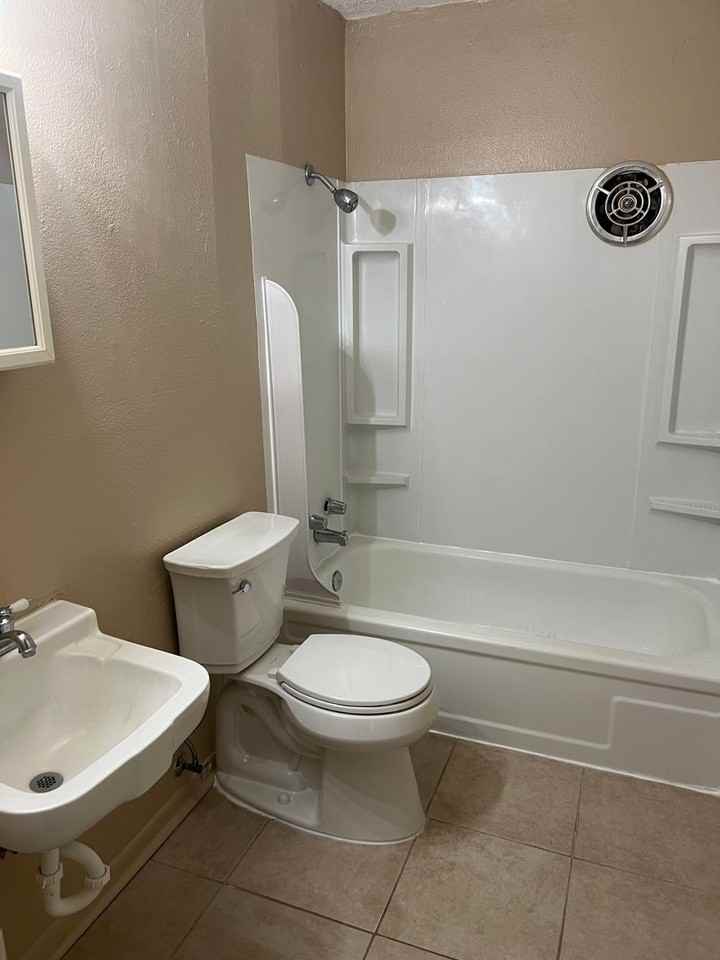 Highland Apartments 200 Building - Photo 3 of 4