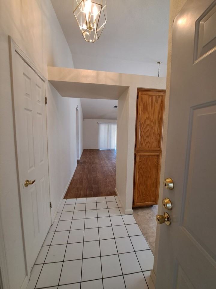 801 Capistrano Dr - Photo 4 of 25