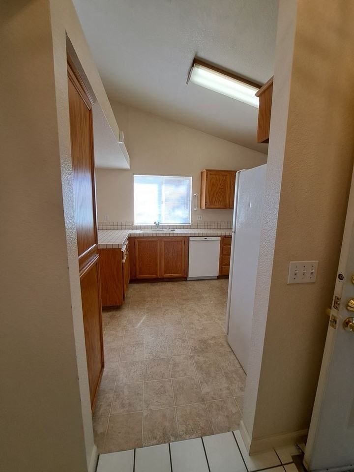 801 Capistrano Dr - Photo 7 of 25