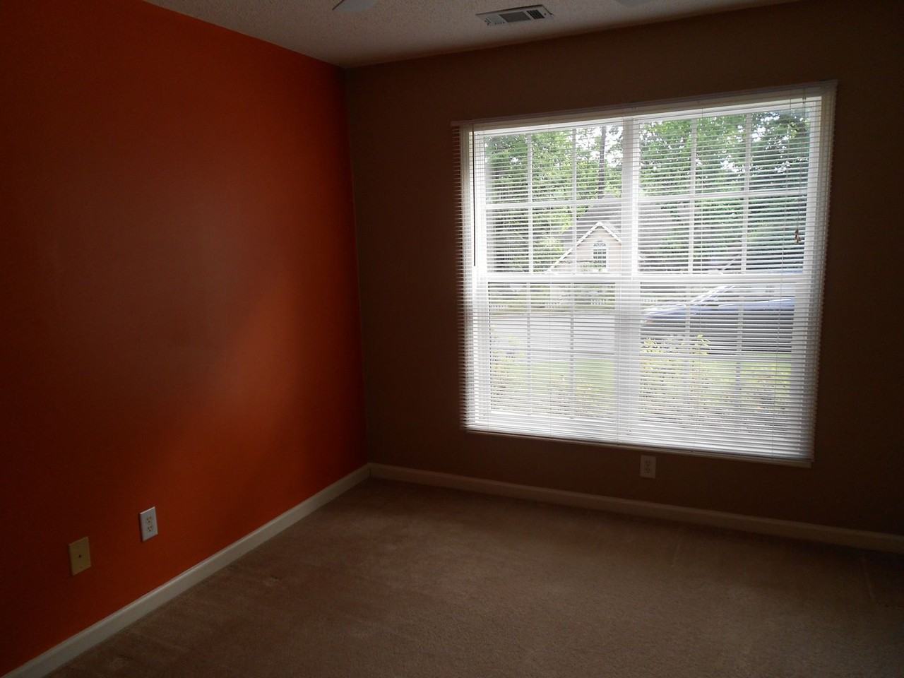 165 Tremont Cir - Photo 2 of 9
