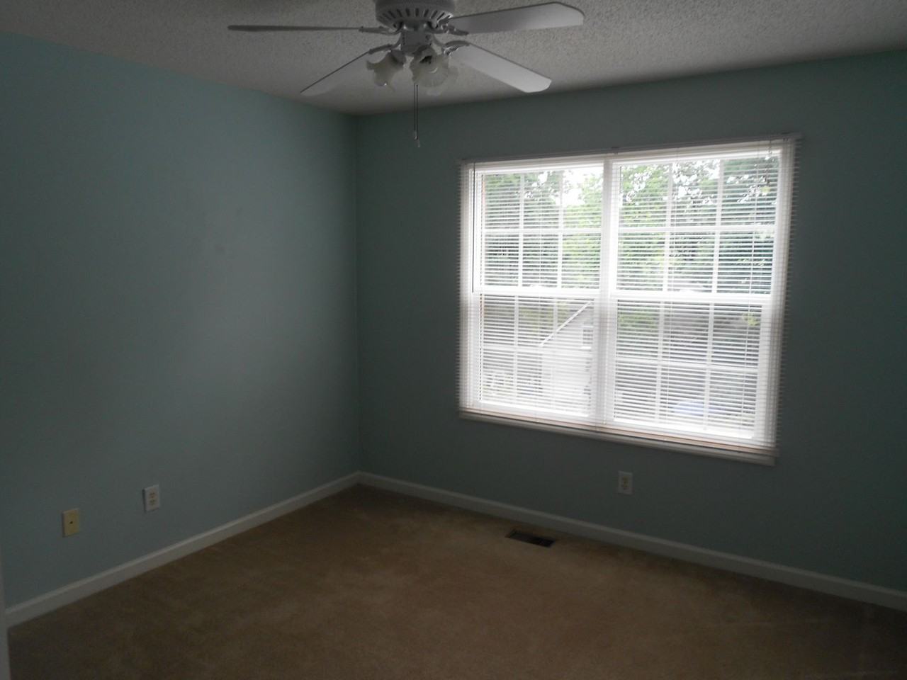 165 Tremont Cir - Photo 4 of 9