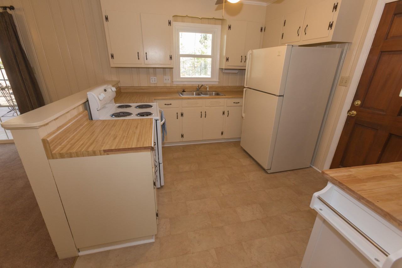 141 College Cir - Photo 3 of 7