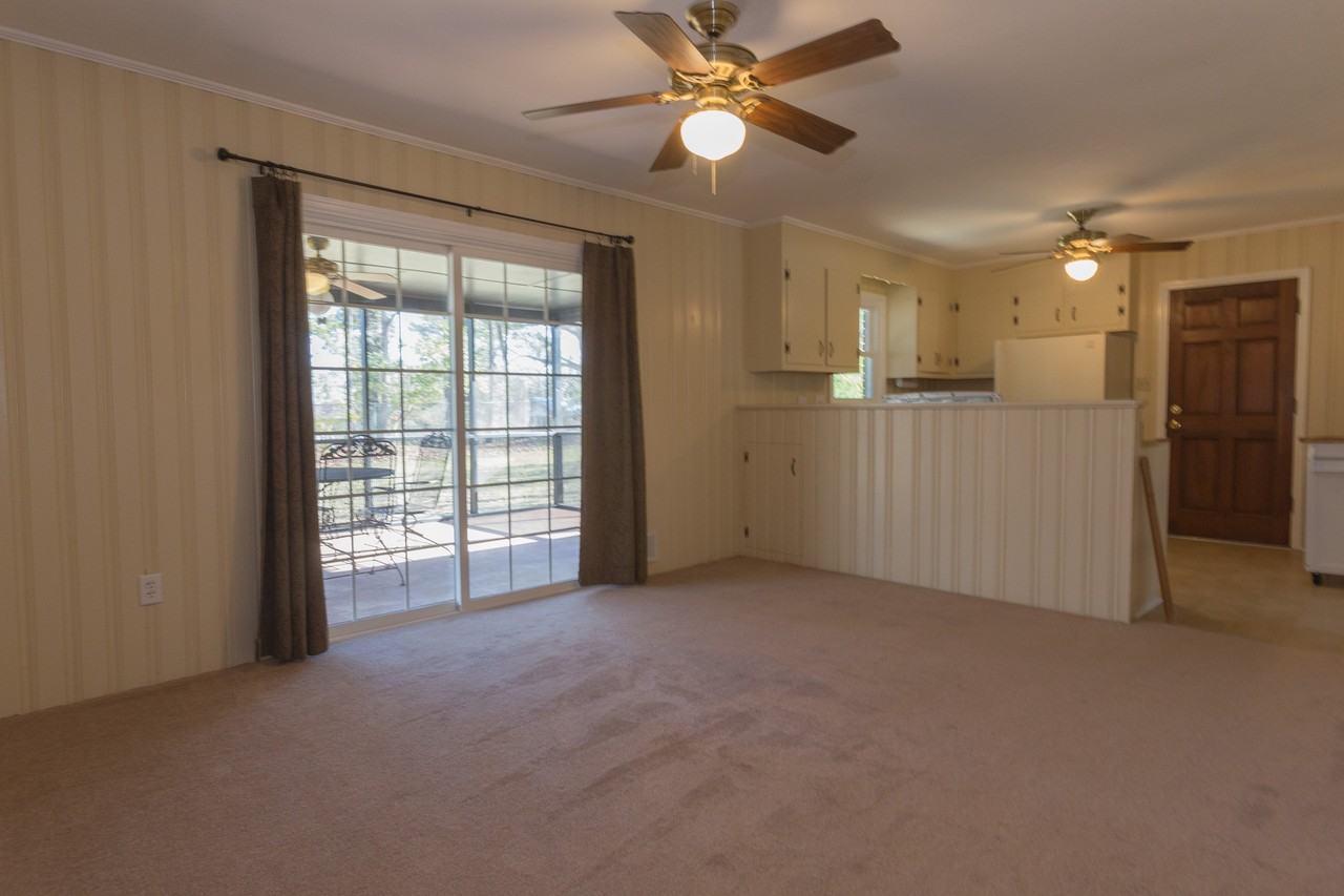 141 College Cir - Photo 3 of 7