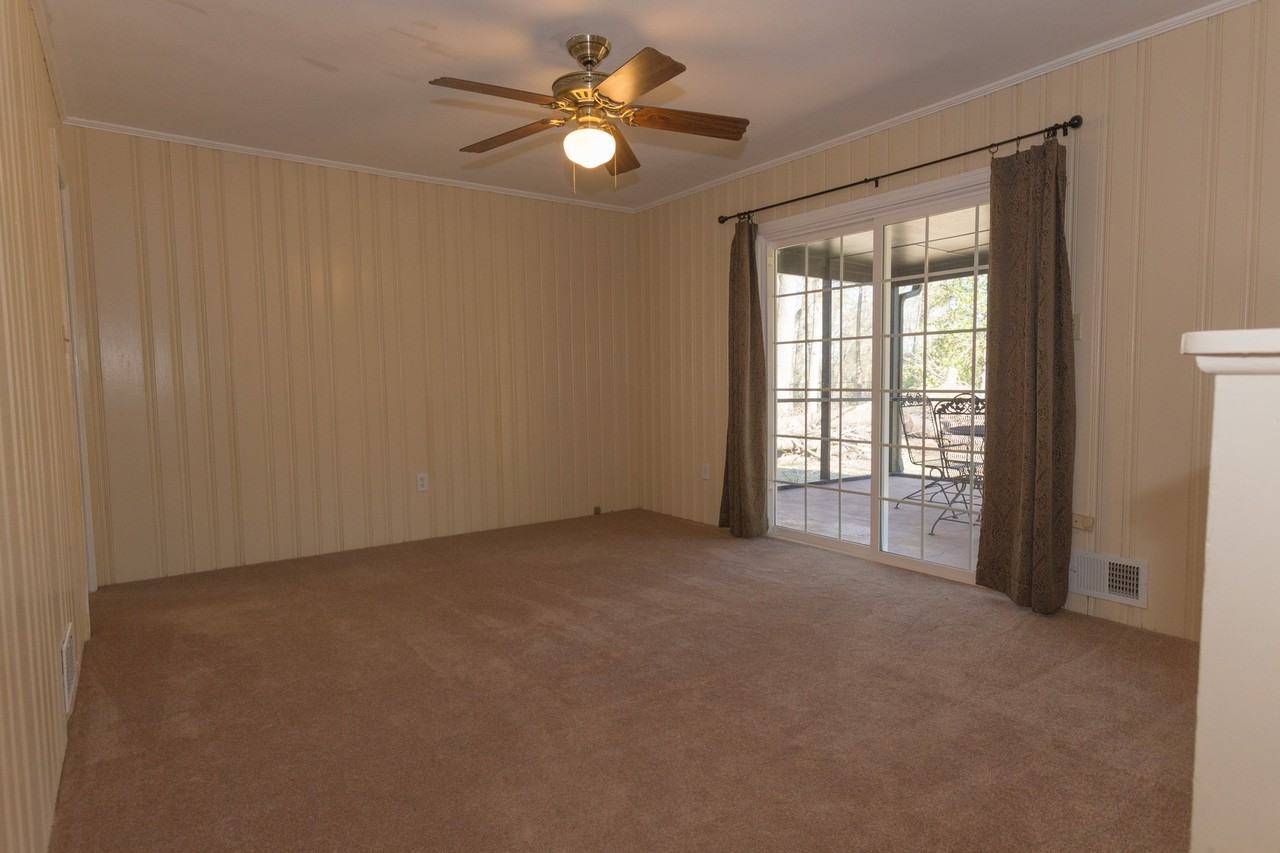 141 College Cir - Photo 4 of 7