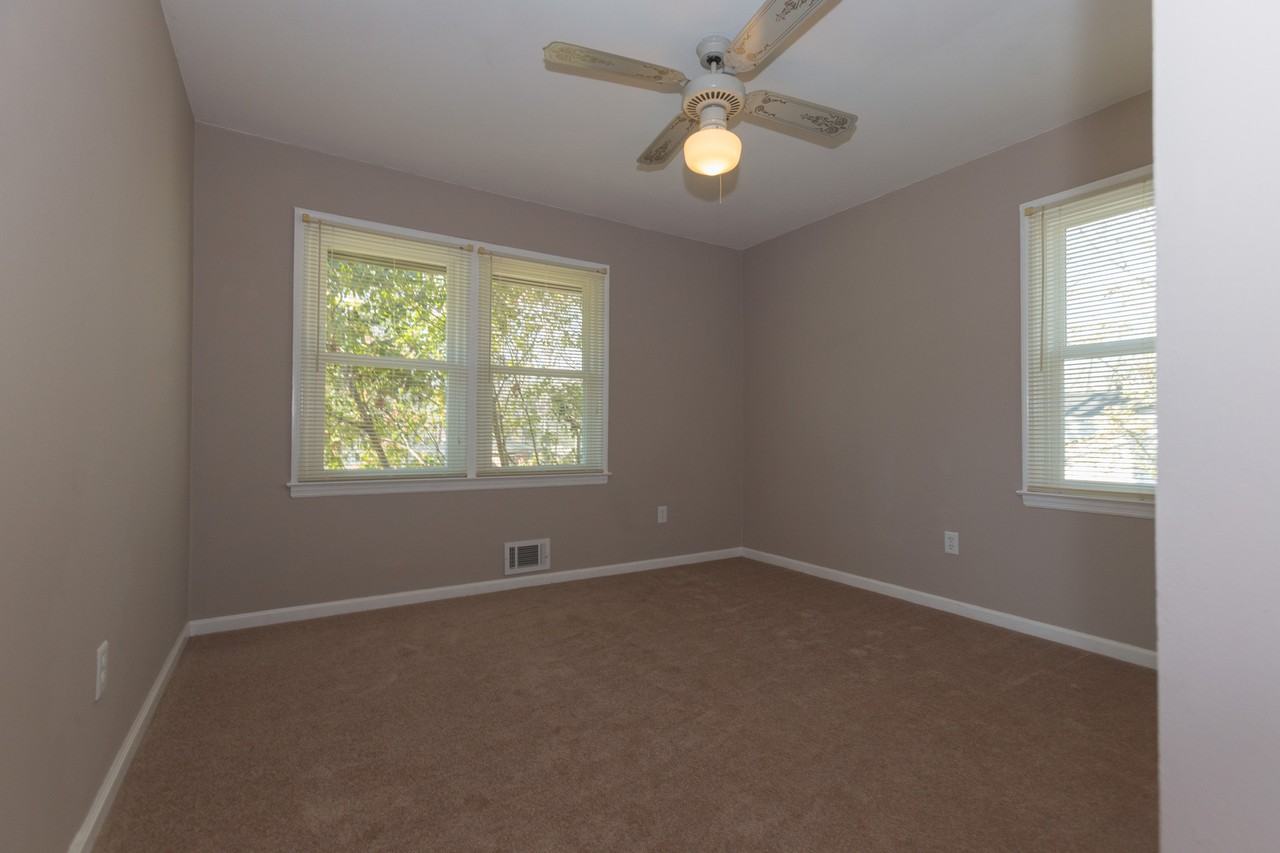 141 College Cir - Photo 5 of 7