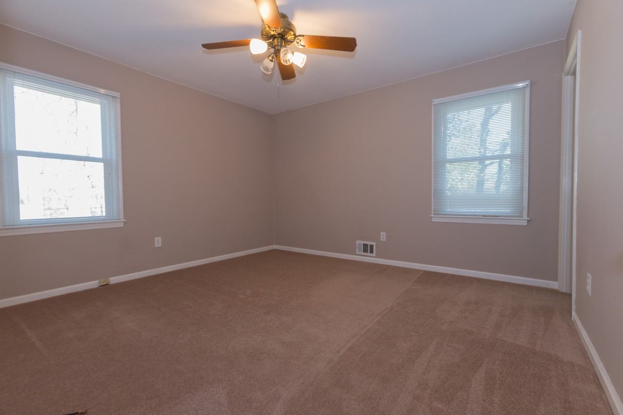 141 College Cir - Photo 6 of 7
