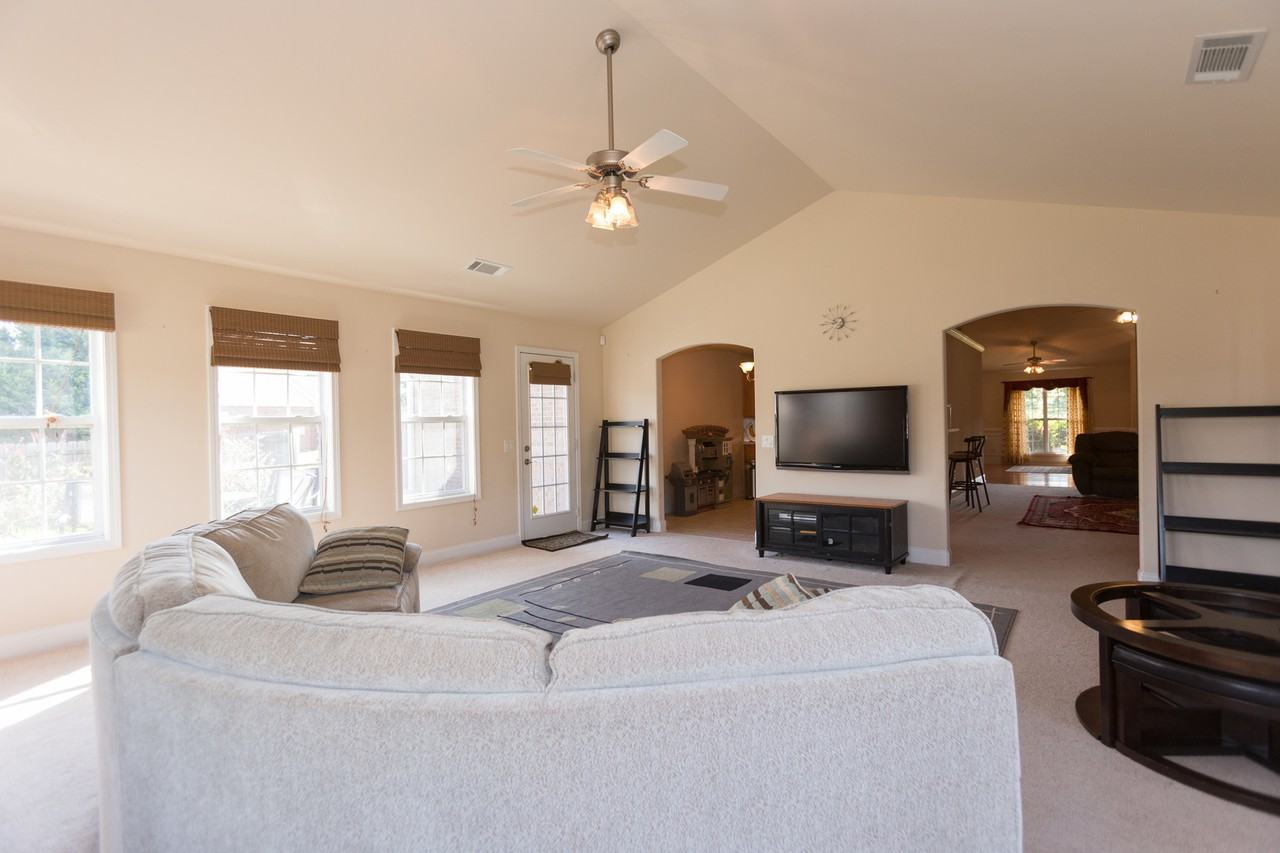 1031 Sapphire Trl - Photo 5 of 16