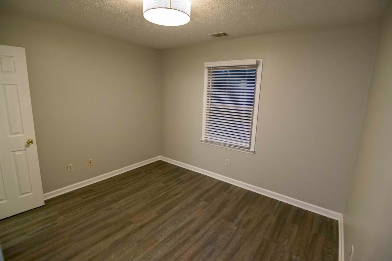 195 Pineview Dr #B - Photo 3 of 12