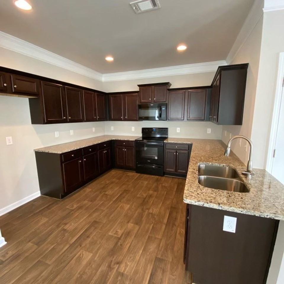 1274 Towne Square Ct - Photo 4 of 17