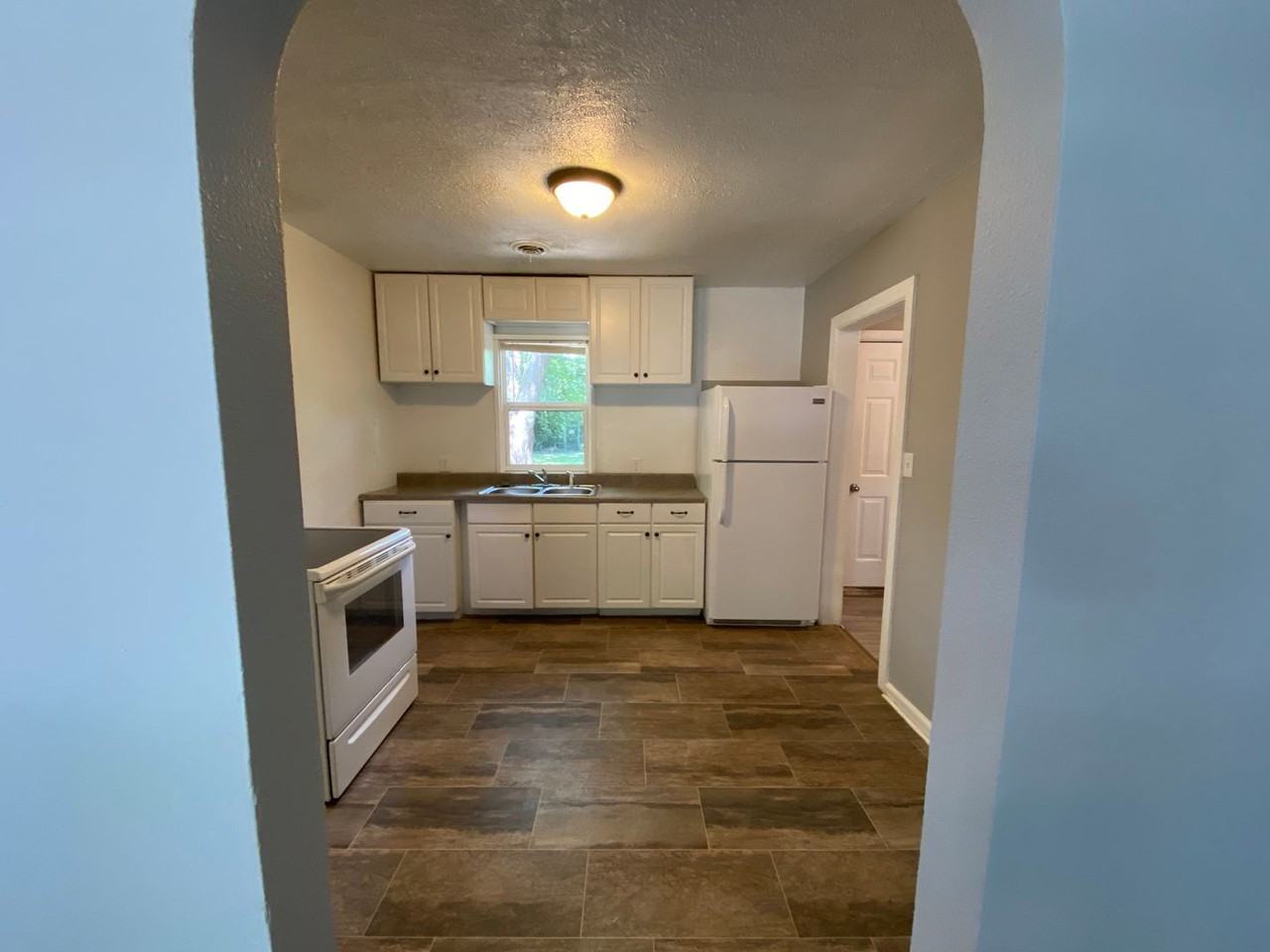 1413 E Locust St - Photo 4 of 18